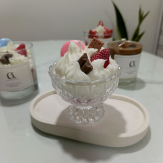 Sundae de fresa y macarons
